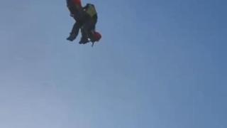 Imágenes del rescate de una mujer que cayó por una cascada en la provincia de Ávila