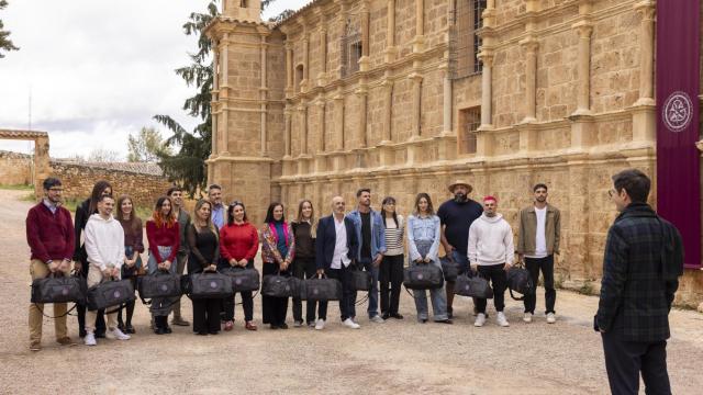 Juanra Bonet recibe a los 18 concursantes de 'Traitors' a su llegada al Monasterio de Piedra.