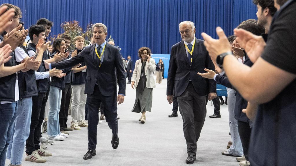 Alberto Núñez Feijóo y Esteban González Pons saludan a los voluntarios del PP al inicio del congreso del PPE, en Valencia.