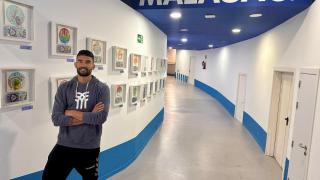 Einar Galilea posa en los pasillos de La Rosaleda para la entrevista con EL ESPAÑOL de Málaga.