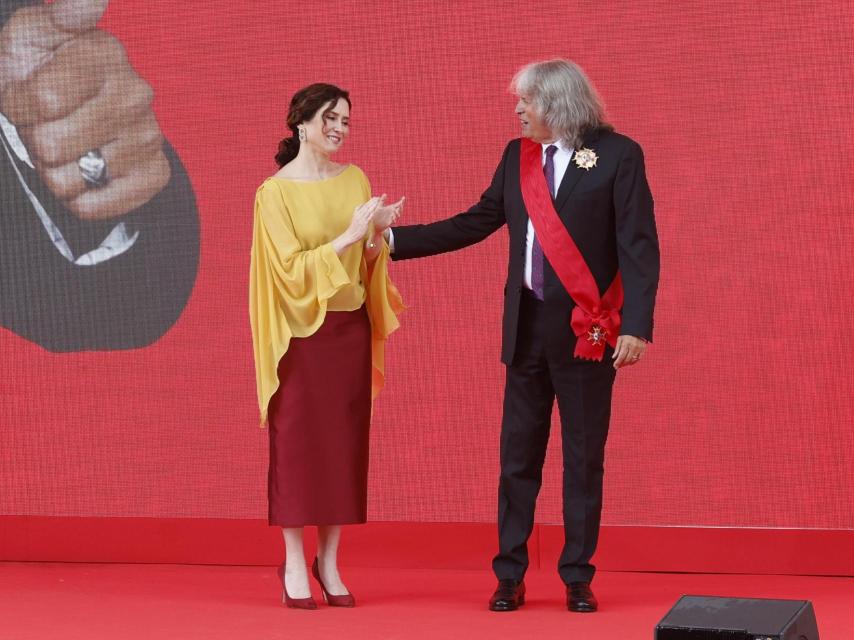 La presidenta, junto a José Mercé en el acto de entrega de los galardones.
