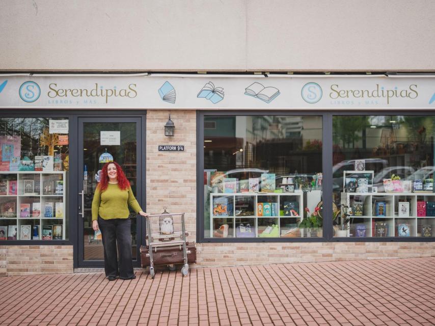Elena Martínez, con el carro de Harry Potter que da la bienvenida a su negocio.