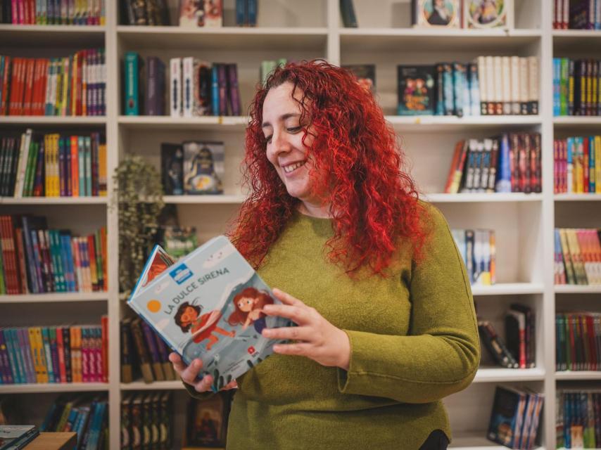 La escritora, con uno de sus títulos de literatura infantil.