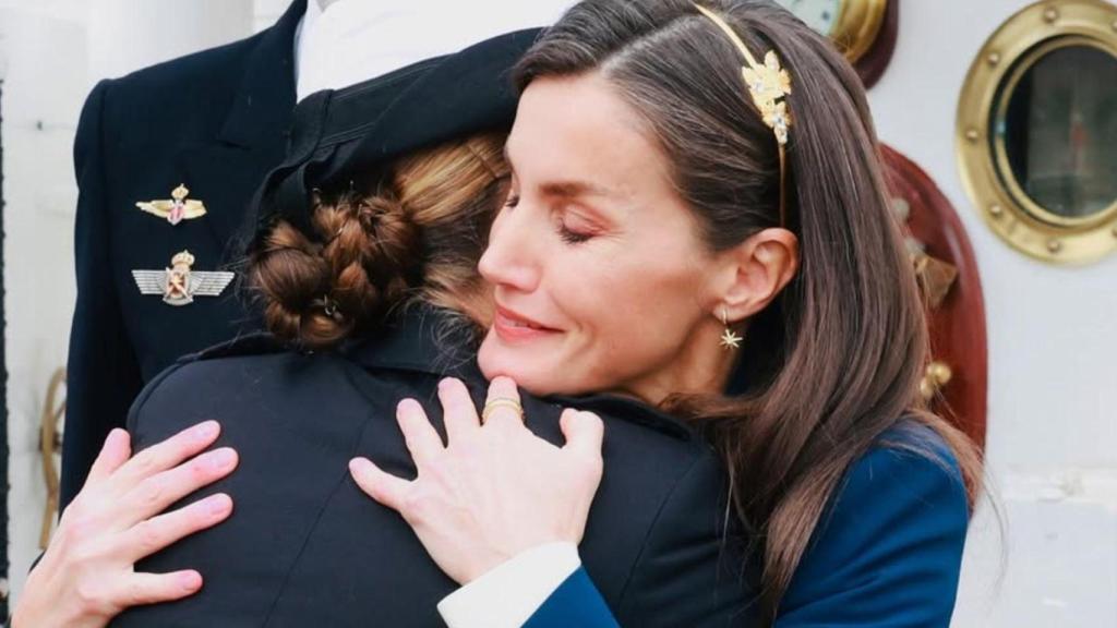 La reina Letizia y la princesa Leonor, el pasado mes de enero en su despedida en Cádiz.