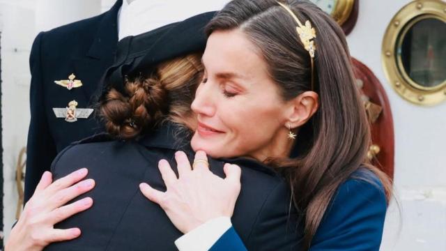 La reina Letizia y la princesa Leonor, el pasado mes de enero en su despedida en Cádiz.