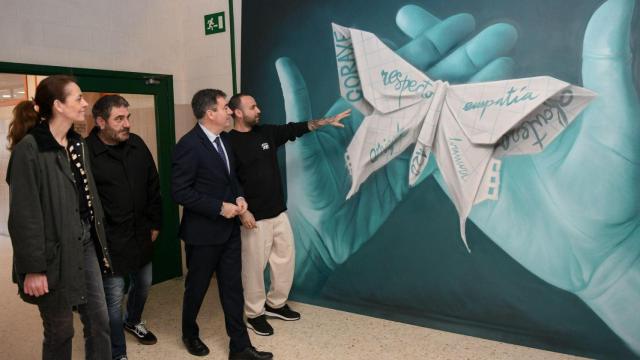 Inauguración del mural de Mon Devane en el IES Xelmírez I de Santiago.