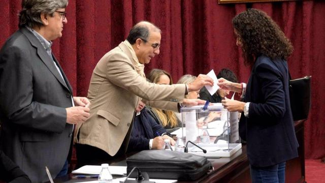 El rector de la Universidad de Sevilla, Miguel Ángel Castro, en una votación del Claustro.