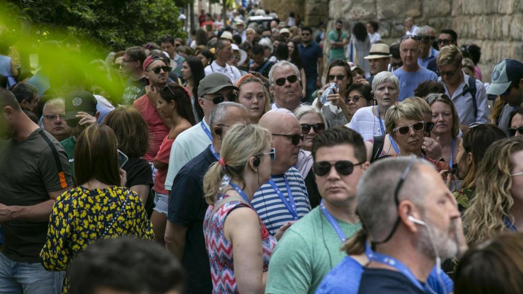 Turistas, en la cola para entrar al Alcázar.