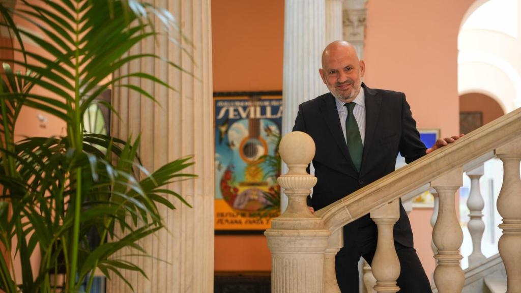 Manuel Alés, en la escalera principal del Ayuntamiento de Sevilla.