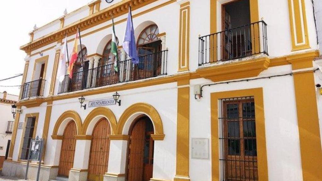 La fachada del Ayuntamiento de Albaida del Aljarafe.