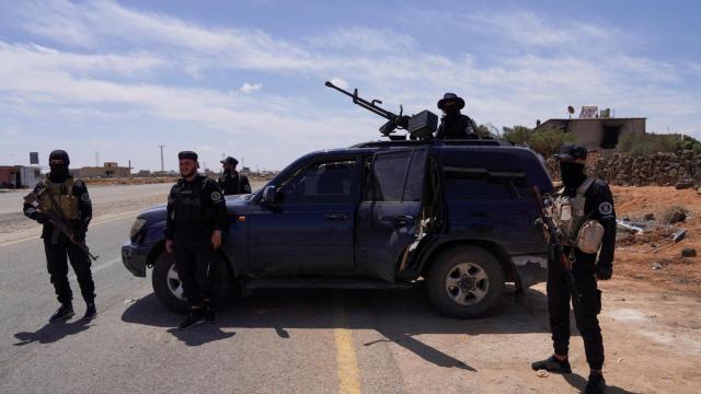 Fuerzas de seguridad sirias desplegadas en la aldea de Al-Soura al-Kubra este viernes.