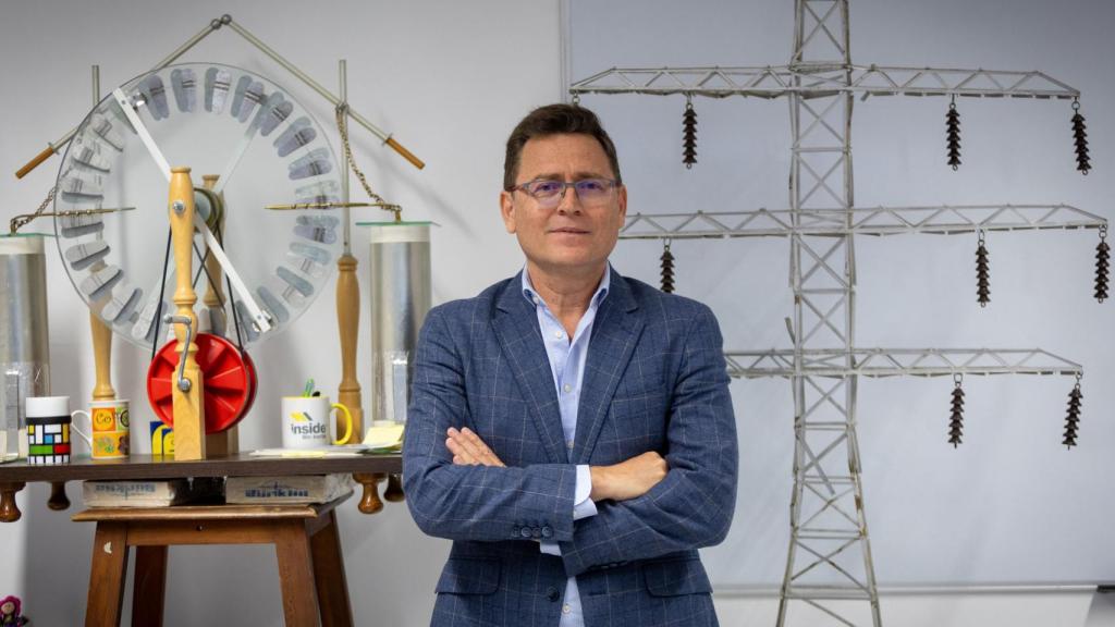 José Antonio Aguado posa junto a varias maquetas de instrumentos eléctricos.