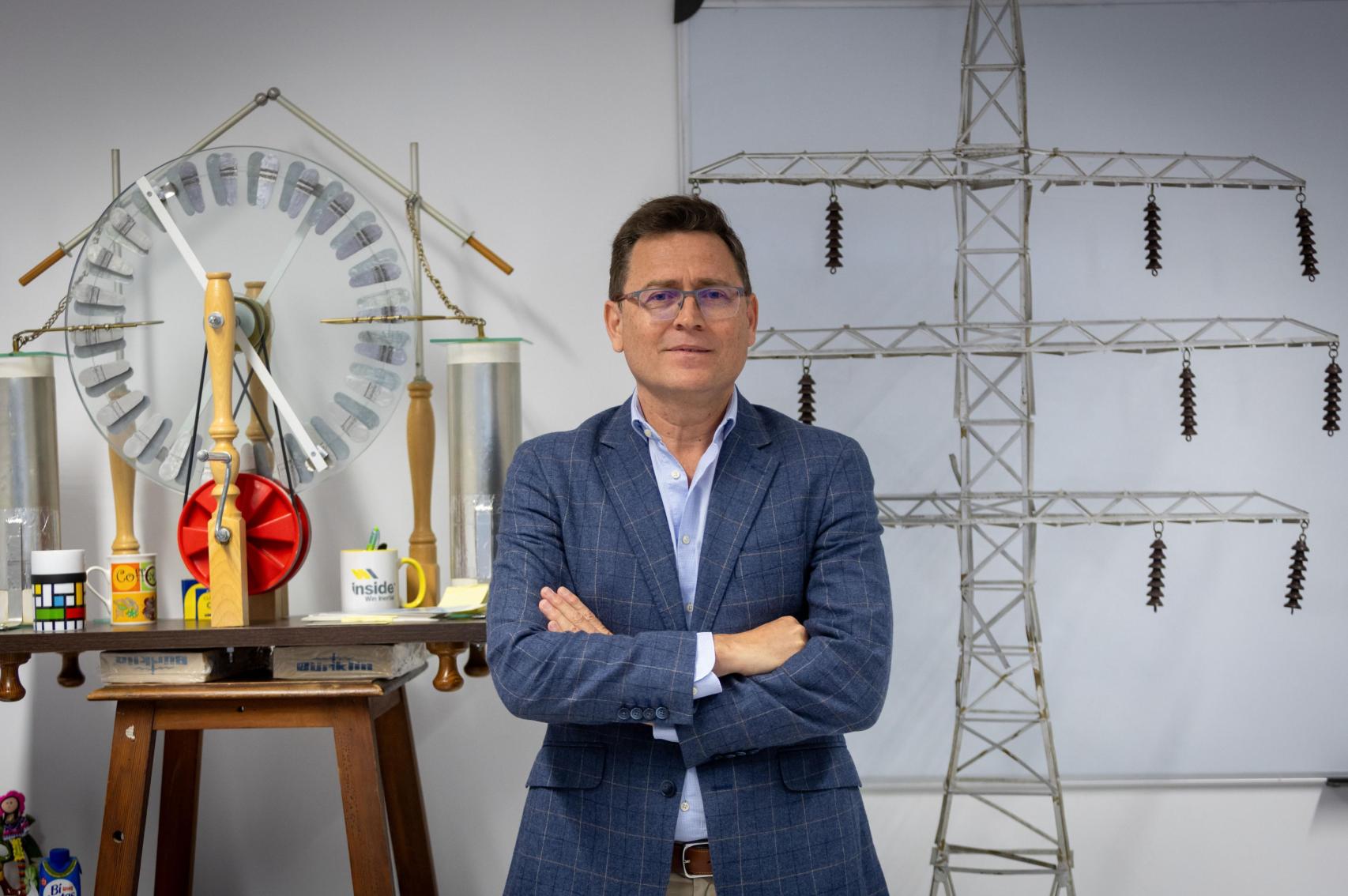 José Antonio Aguado posa junto a varias maquetas de instrumentos eléctricos.