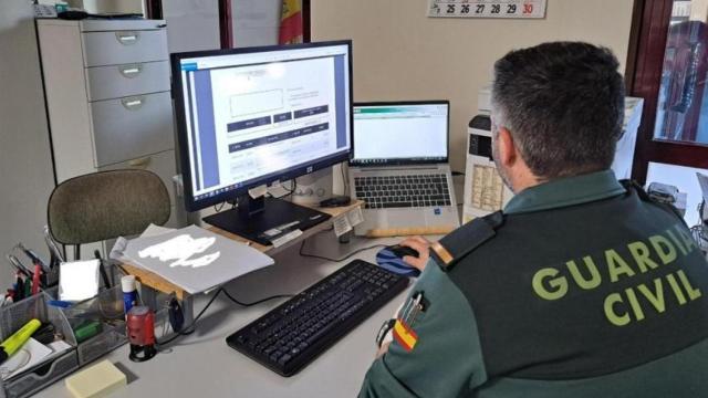 Un agente de la Guardia Civil