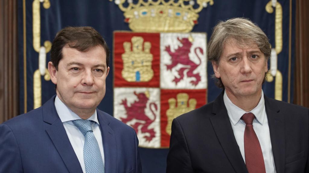 El presidente de la Junta, Alfonso Fernández Mañueco, y el secretario general del PSOE de Castilla y León, Carlos Martínez, durante su reunión del pasado 4 de abril