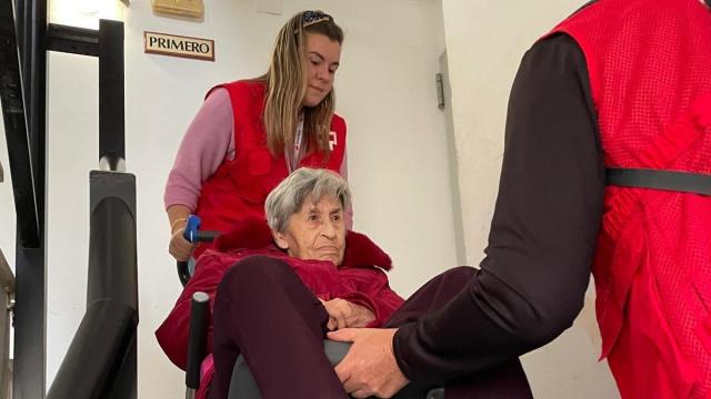 La labor de Cruz Roja con personas sin ascensor tras la dana: Si no fuera por nosotros, no habrían bajado en 6 meses