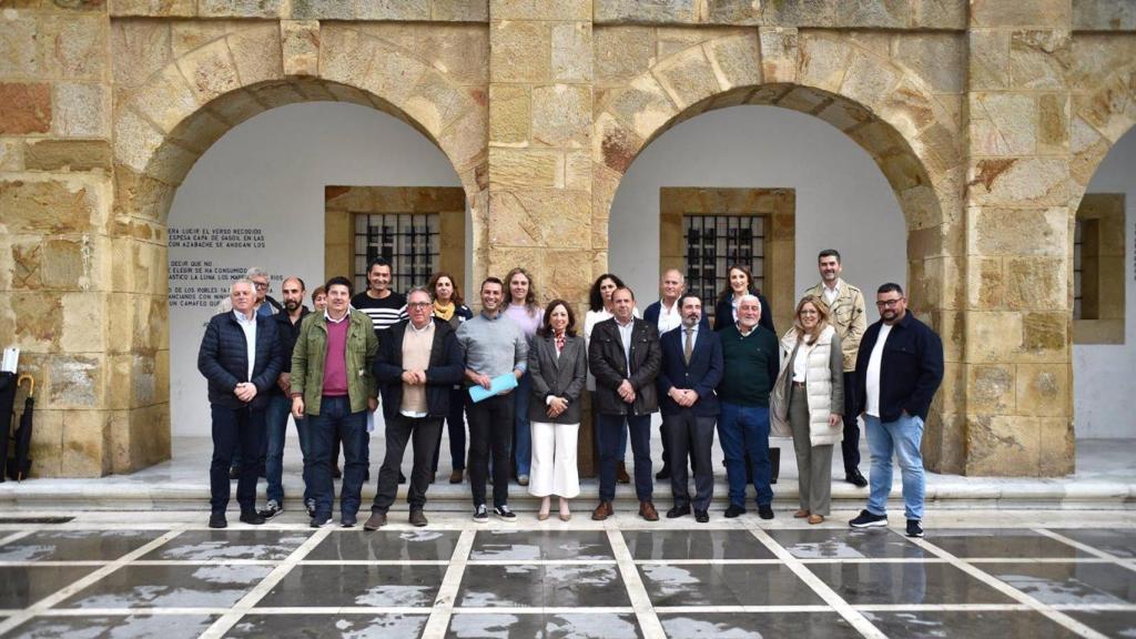La presidenta del PP de Málaga, Patricia Navarro, junto al alcalde de Cortes de la Frontera, José Antonio Zurera, y su equipo de Gobierno, que han pasado a integrarse en el Partido Popular.