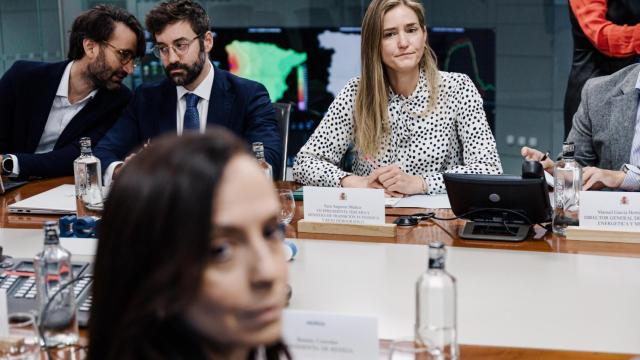 La vicepresidenta tercera y ministra para la Transición Ecológica y el Reto Demográfico, Sara Aagesen y la presidenta de Red Eléctrica de España, Beatriz Corredor, asisten a la reunión del Comité para el análisis de la crisis eléctrica, en la sede de Red Eléctrica de España (REE), a 3 de mayo de 2025, en Madrid (España).