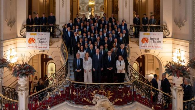 Los participantes en el foro. En el cetro, el Rey Felipe VI.