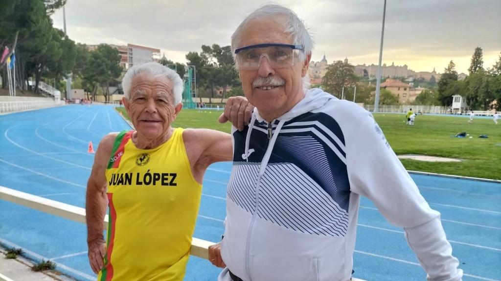Juan López junto a su entrenador, Ricardo Ortega.