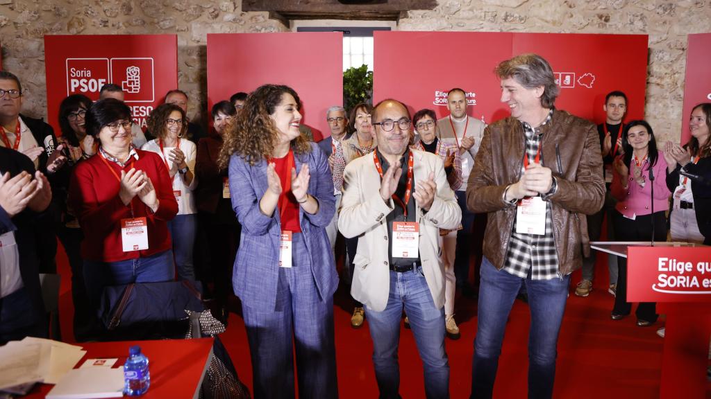 El secretario general del PSOE de Castilla y León, Carlos Martínez, clausura el Congreso Provincial del PSOE de Soria junto a la secretaria de Política Económica y Transformación Digital de la Comisión Ejecutiva Federal Socialista, Enma López, y al secretario general del PSOE de Soria, Luis Rey, en el congreso provincial del PSOE de Soria de este sábado