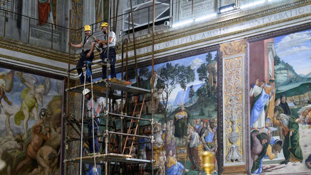 Operarios preparan la Capilla Sixtina para el cónclave.