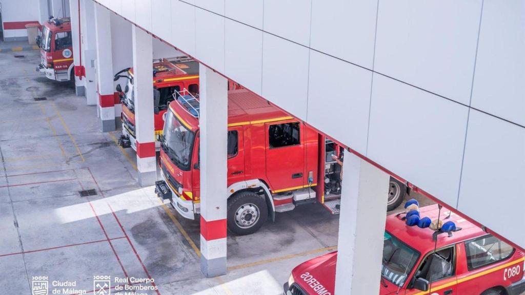 Vehículos para la lucha contra la extinción de incendios en uno de los parques del Real Cuerpo de Bomberos de Málaga.