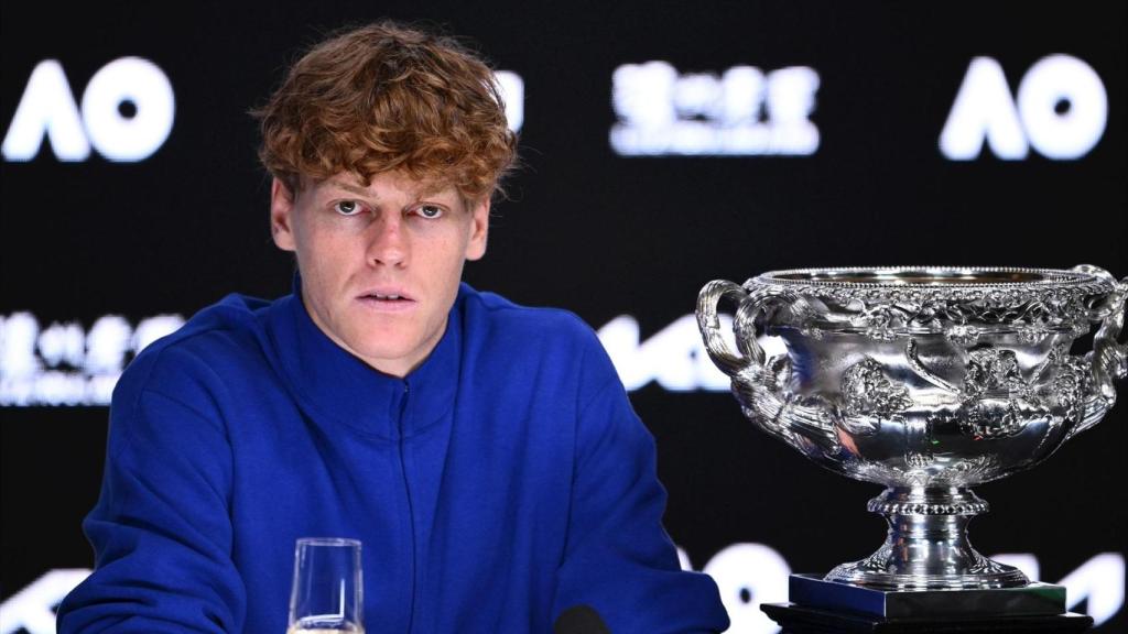 Jannik Sinner, con el trofeo del Abierto de Australia conquistado antes de la sanción