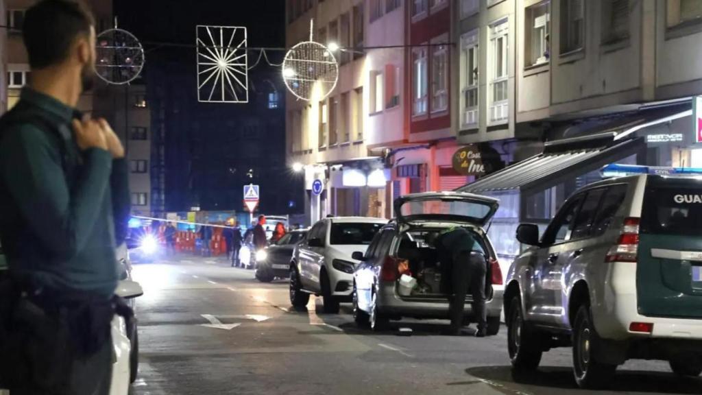 Varios agentes de la Guardia Civil acordonan la zona del suceso en Carballo en una foto de archivo.