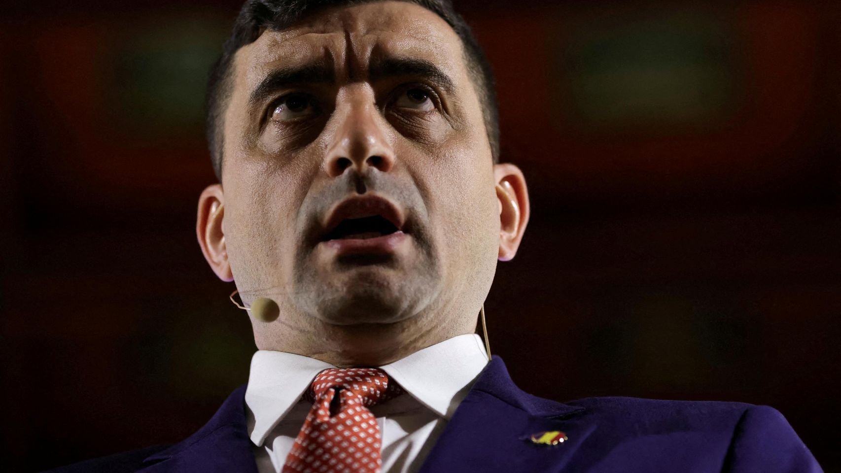 El candidato presidencial del partido conservador rumano, AUR, George Simion, durante una conferencia en Bucarest.