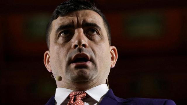 El candidato presidencial del partido conservador rumano, AUR, George Simion, durante una conferencia en Bucarest.