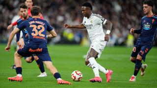 Vinicius, presionado por varios jugadores del Celta en el partido de la Copa del Rey.