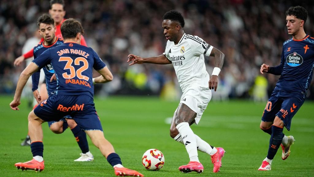 Vinicius, presionado por varios jugadores del Celta en el partido de la Copa del Rey.