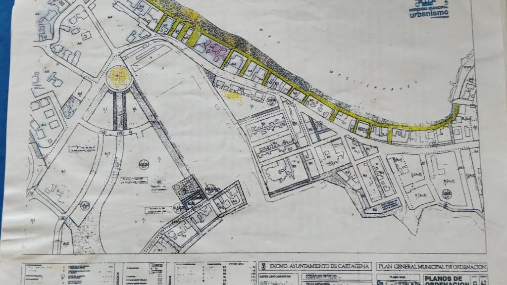 Plano del PGOU de 1987 en el que se ve que el paseo respetaba todas las viviendas de primera línea de playa.