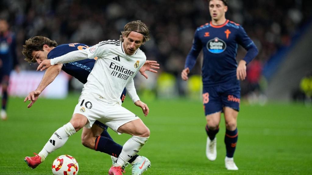 Modric, presionado por Marcos Alonso en el partido de Copa del Rey.