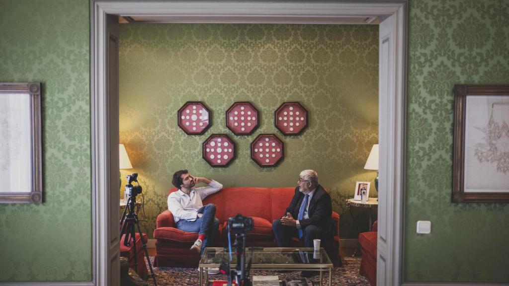 El presidente del Real Instituto Elcano, José Juan Ruiz, con el periodista de EL ESPAÑOL Daniel Ramírez, durante la entrevista.