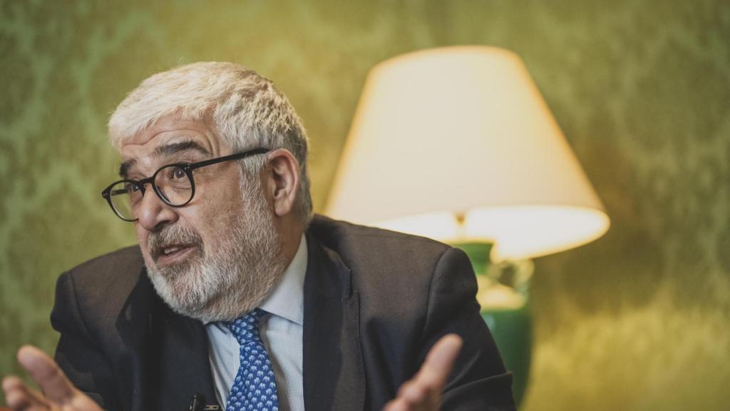 El presidente del Real Instituto Elcano, José Juan Ruiz, durante la entrevista.