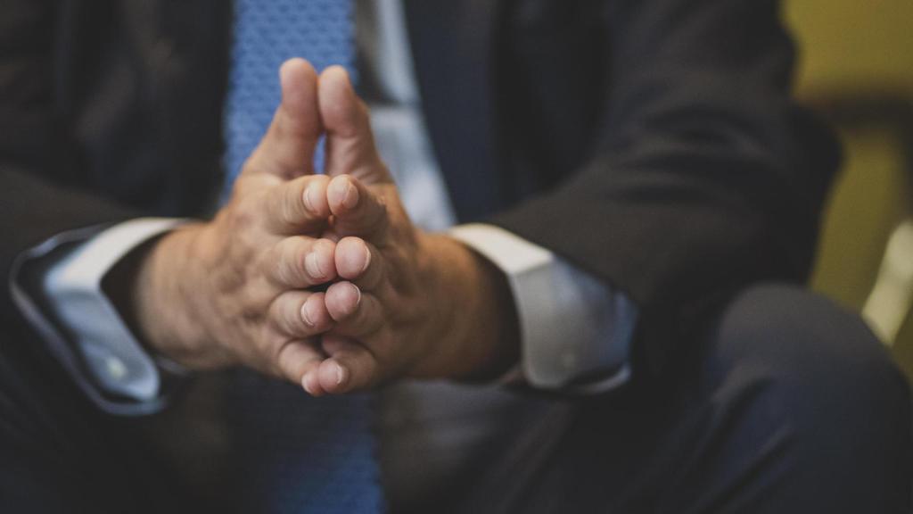 Las manos del presidente del Real Instituto Elcano, José Juan Ruiz.