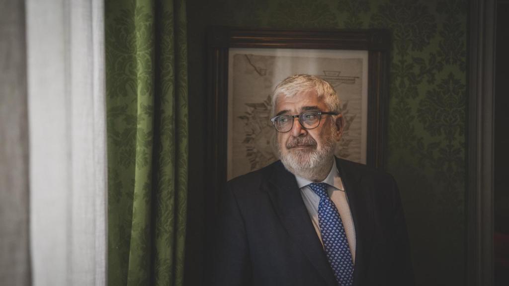 El presidente del Real Instituto Elcano, José Juan Ruiz, durante la entrevista.