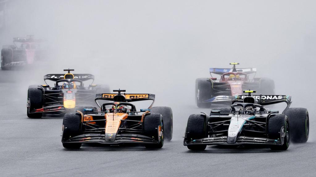 Piastri adelantando a Antonelli en la sprint del GP de Miami.