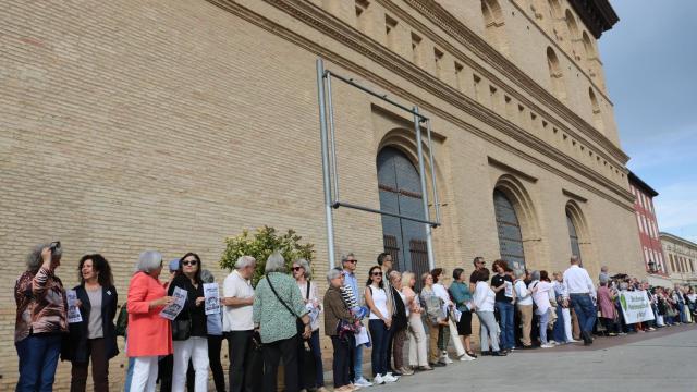 'Abrazo gigante' a la Lonja de Zaragoza
