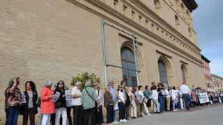 'Abrazo gigante' a la Lonja de Zaragoza