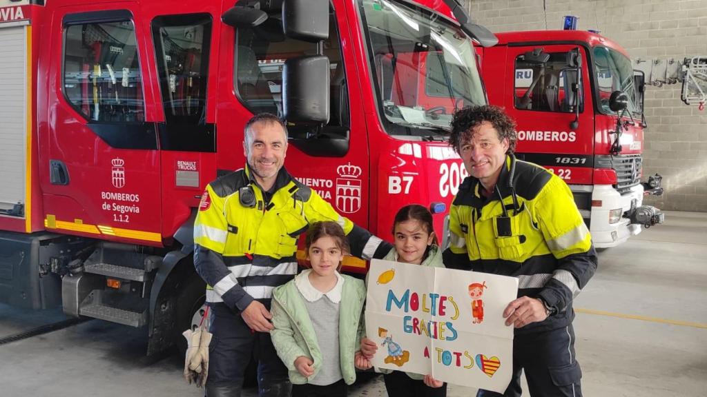 Bomberos posan con dos niñas de la familia afectada por la Dana que ha viajado hasta Segovia para agradecerles su ayuda