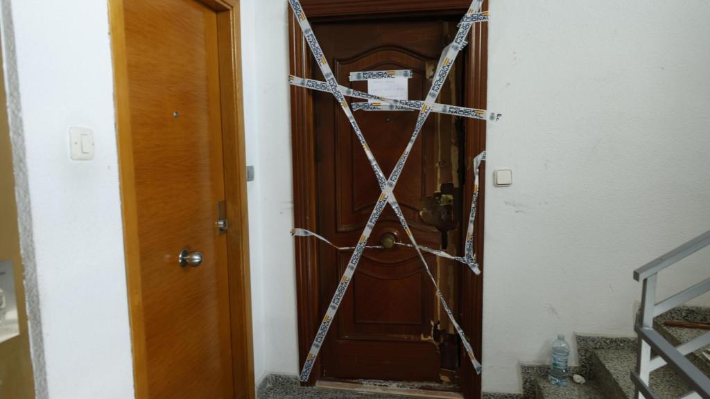 Exterior de la vivienda situada en la octava planta de un edificio en Málaga desde la que un hombre de 82 años se ha precipitado para evitar quemarse en un incendio registrado en el interior de la misma, este sábado. El hombre, que cayó sobre un coche, ha fallecido debido al impacto.