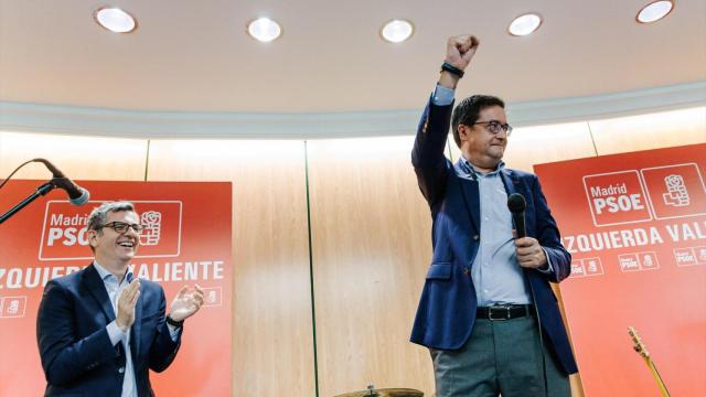 El ministro de presidencia, Félix Bolaños (i) y el ministro para la Transformación Digital, Óscar López (d).