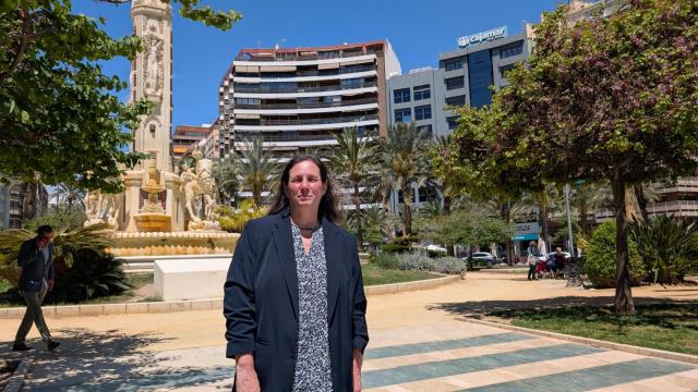 Pilar Tébar, en la plaza de los Luceros de Alicante.
