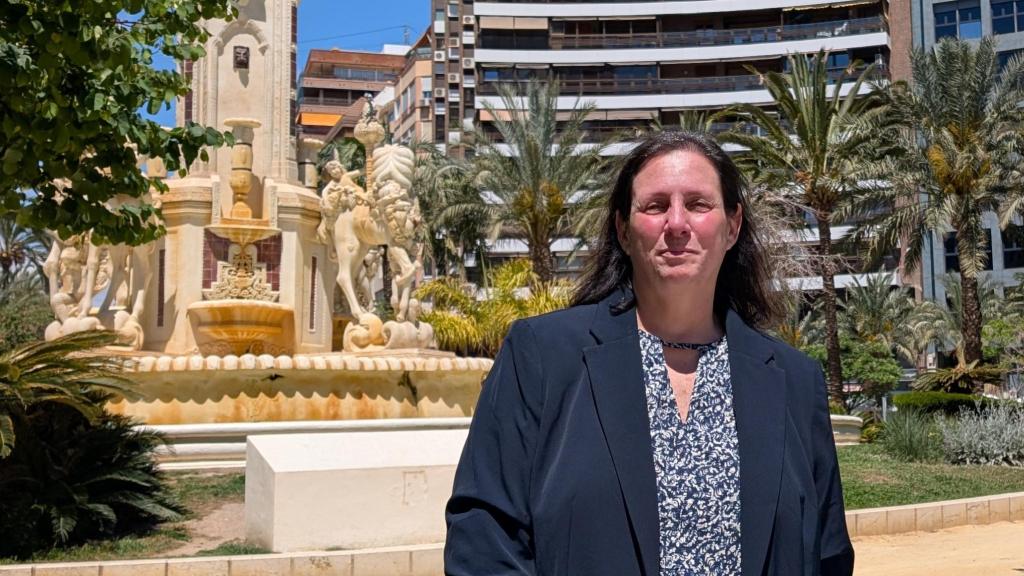 Pilar Tébar, en la plaza de los Luceros de Alicante.