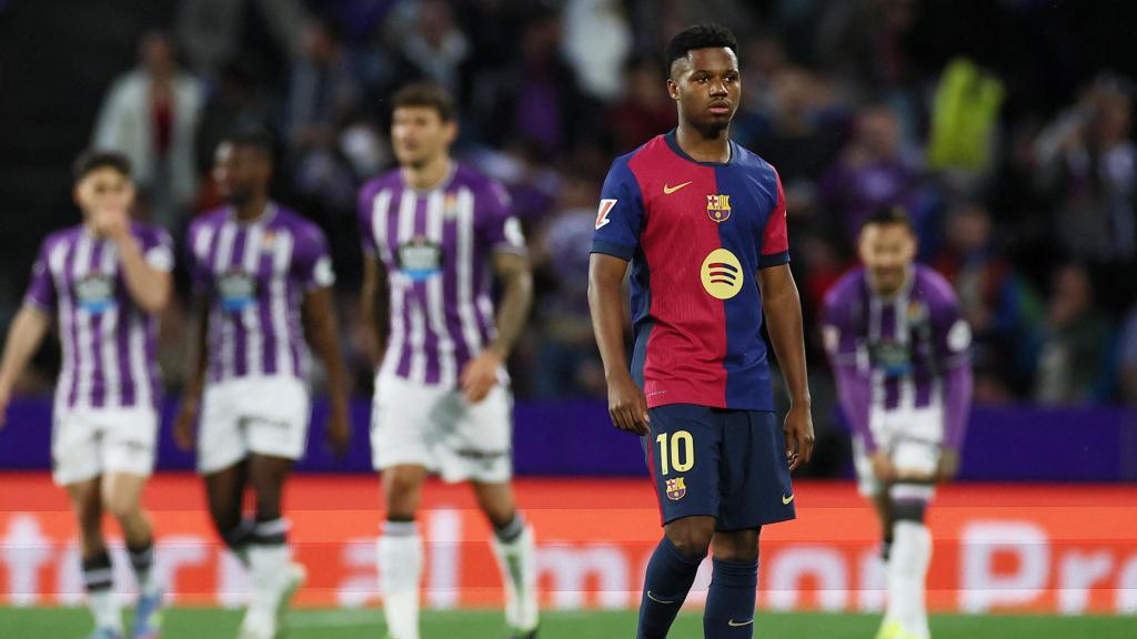 Ansu Fati, anonadado mientras los jugadores del Valladolid celebran el gol.