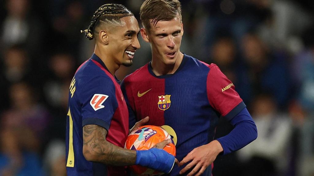 Raphinha y Dani Olmo, antes del lanzamiento de una falta ante el Valladolid.