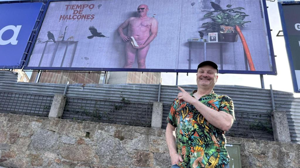 Enrique Tenreiro posa con la extraña valla publicitaria que ha contratado en A Coruña
